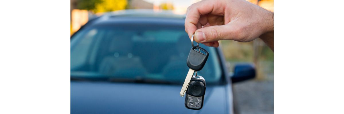 Chaves de um veículo representando a possibilidade de carro reserva